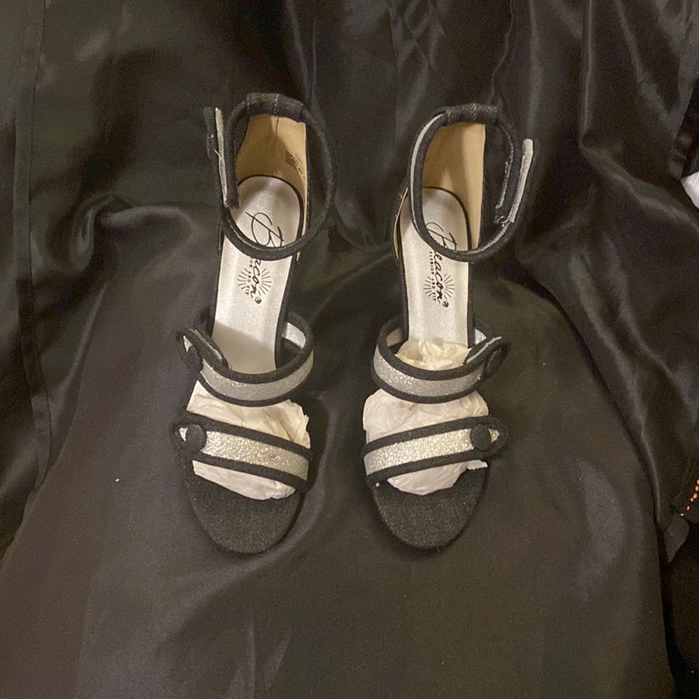 6.5 MD BEACON FASHION AND FIT. RAMONA ll 3-STRAP BLACK AND SILVER DRESS SANDALS.